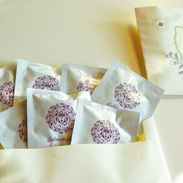 封筒型の袋の中に紅茶が7種類入っています。